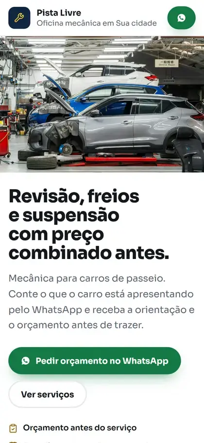 Celular mostrando o modelo de exemplo Mecânica Pista Livre, com foto da oficina, serviços e botão de WhatsApp