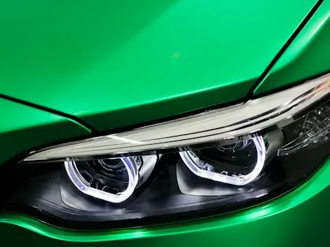 close dos faróis de um carro verde