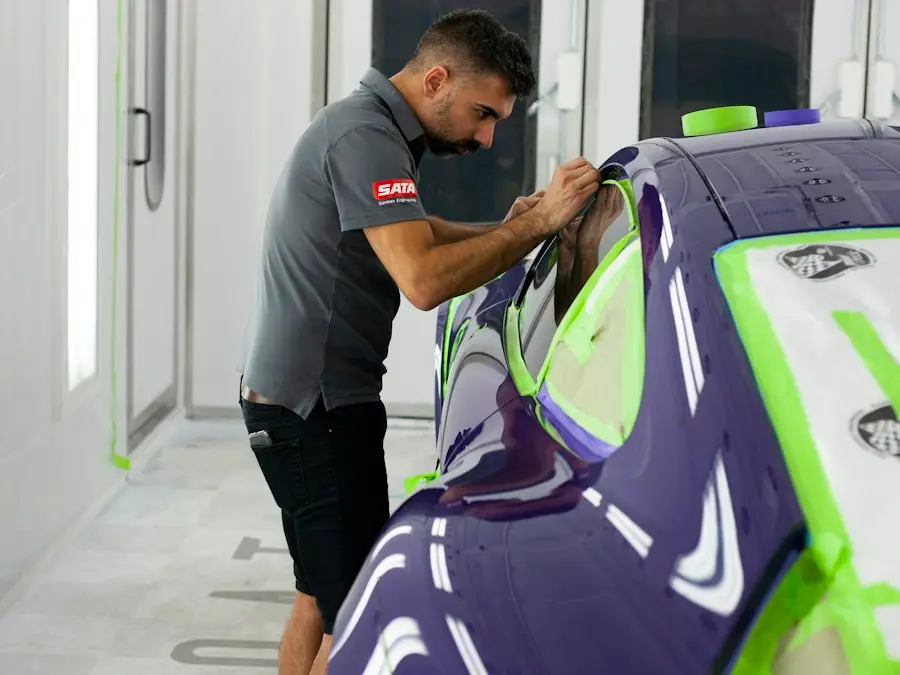 um homem que trabalha em um carro em uma garagem